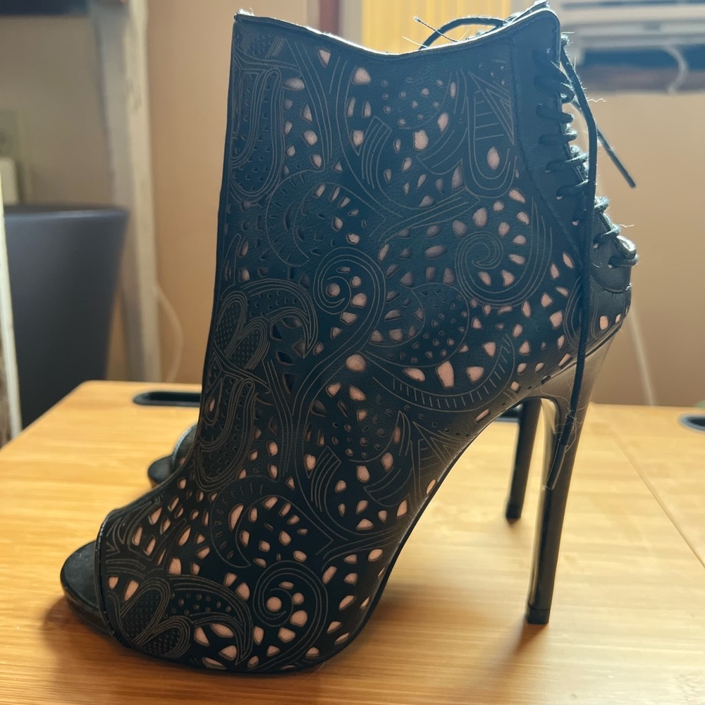 High Heel Steve Madden Cut Out Toe Booties Lace Up size 7 1/2